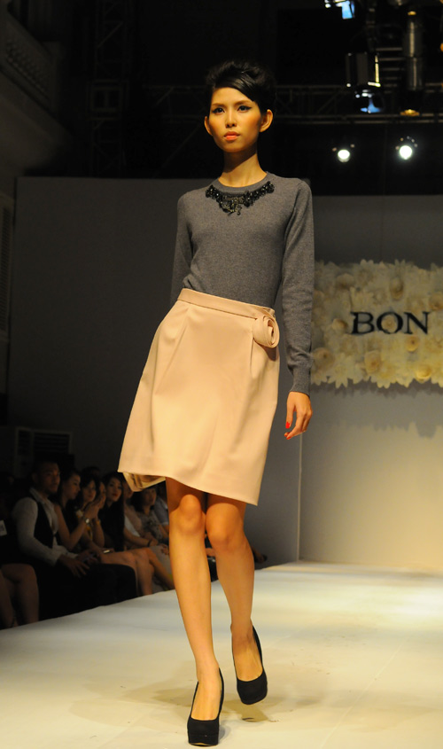 Hoàng Thùy mặt lạnh tanh diễn catwalk - 14