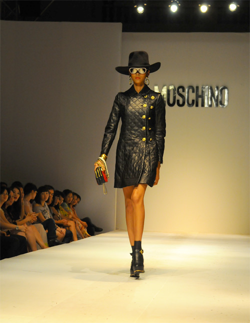 Hoàng Thùy mặt lạnh tanh diễn catwalk - 8
