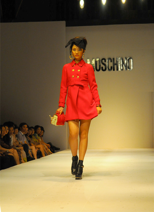 Hoàng Thùy mặt lạnh tanh diễn catwalk - 11