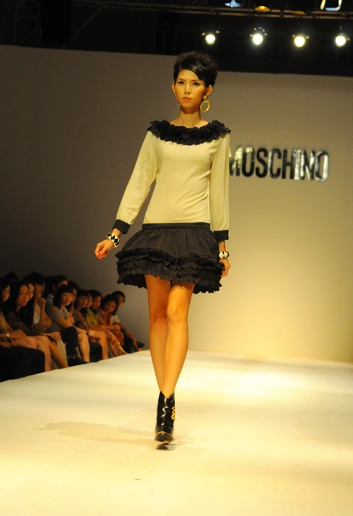 Hoàng Thùy mặt lạnh tanh diễn catwalk - 15
