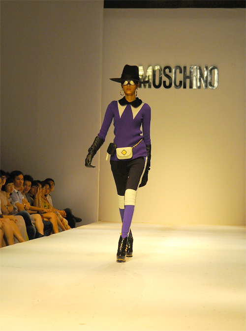 Hoàng Thùy mặt lạnh tanh diễn catwalk - 7