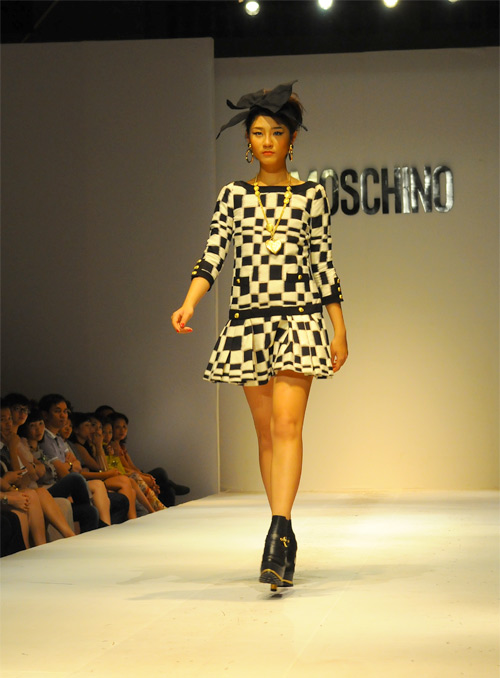 Hoàng Thùy mặt lạnh tanh diễn catwalk - 12
