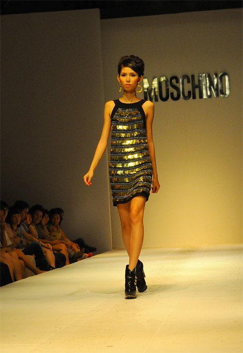Hoàng Thùy mặt lạnh tanh diễn catwalk - 16