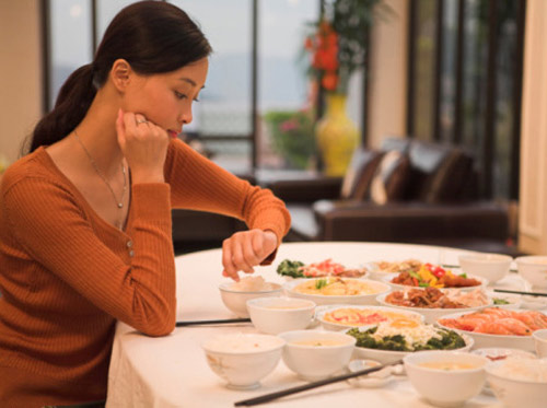 Tránh xa thói quen xấu trong bữa tối - 2