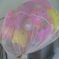 Tin tức trong ngày - Bóng bay "kéo" nam thanh niên rơi khỏi cầu