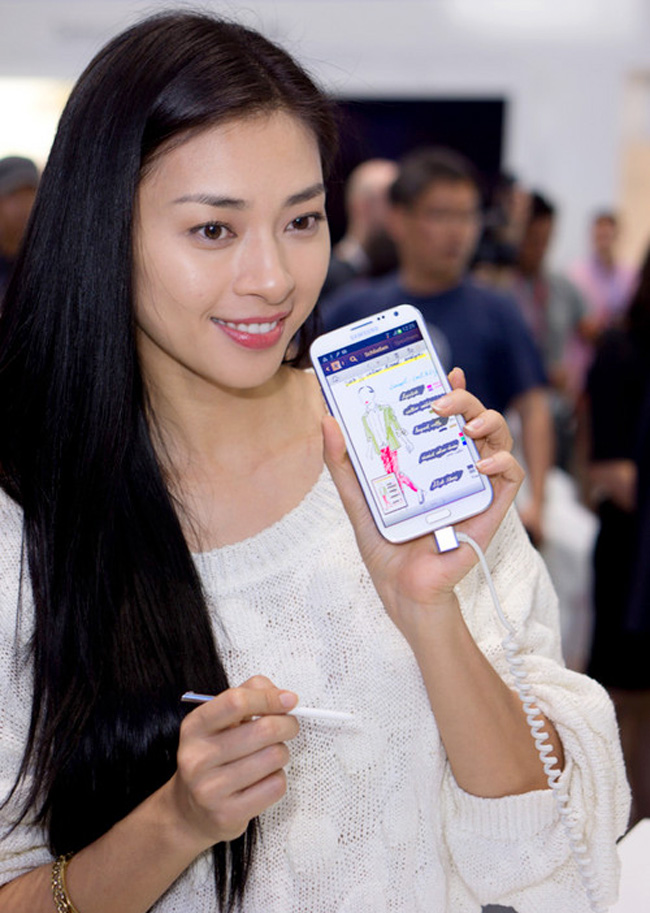Ngô Thanh Vân là một trong những người Việt đầu tiên được trải nghiệm những sản phẩm tiên tiến tại Triển lãm công nghệ lớn nhất châu Âu - IFA 2012.