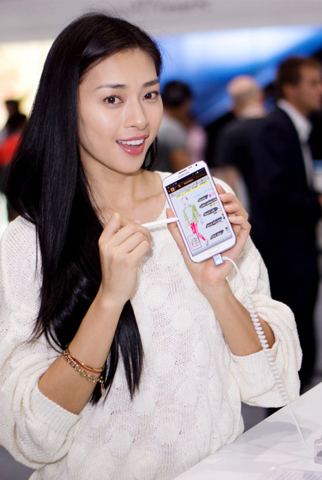 Trên tay Ngô Thanh Vân là chiếc điện thoại Galaxy Note II với màn hình HD Super AMOLED 5,5 inch, chạy trên nền Android 4.1 JellyBean, với bộ vi xử lý 1,6 GHz Quad-Core. Nhờ đó, các tác vụ sáng tạo, đa nhiệm và chia sẻ có thể được thực hiện một cách dễ dàng.
