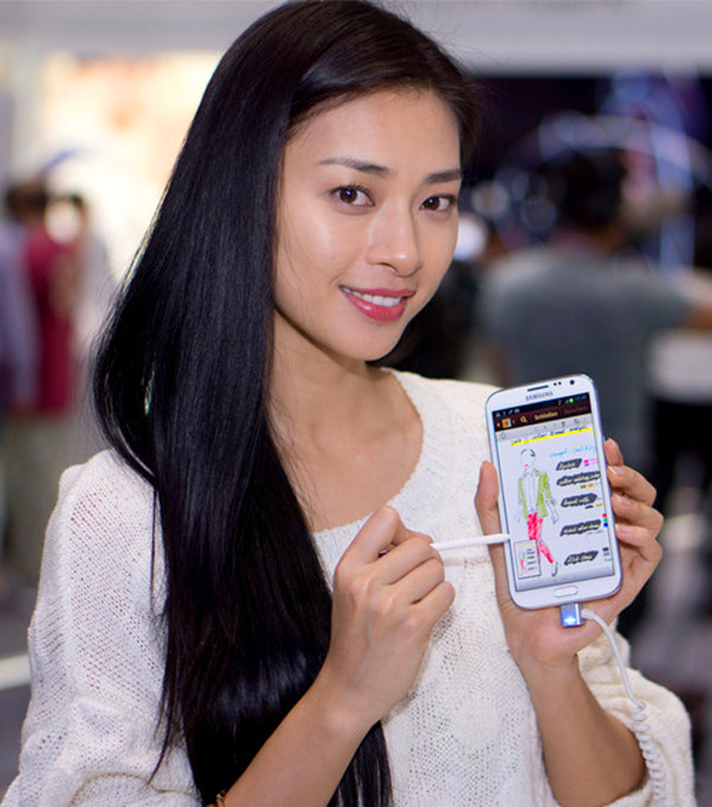 Với chiếc bút S Pen dài và đẹp hơn thế hệ Galaxy Note đầu tiên, Ngô Thanh Vân tha hồ thể hiện sự sáng tạo và cá tính riêng của mình.