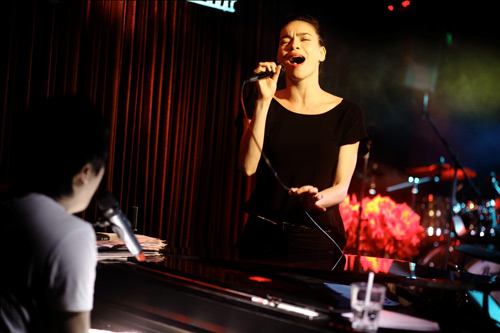 Hà Hồ cổ vũ Phương Uyên nhiệt tình - 15