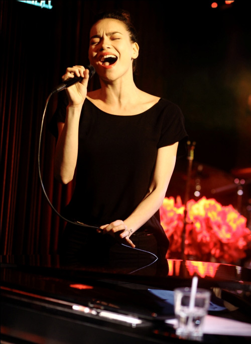 Hà Hồ cổ vũ Phương Uyên nhiệt tình - 16