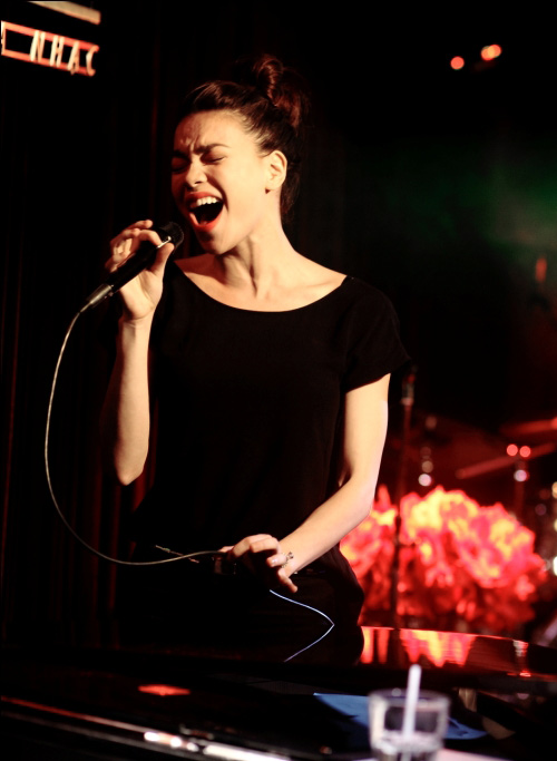 Hà Hồ cổ vũ Phương Uyên nhiệt tình - 17