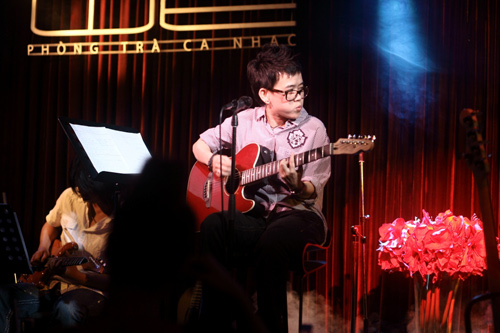 Hà Hồ cổ vũ Phương Uyên nhiệt tình - 8