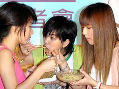 Chộp hình người đẹp khi... ăn - 3