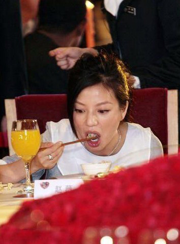 Chộp hình người đẹp khi... ăn - 5