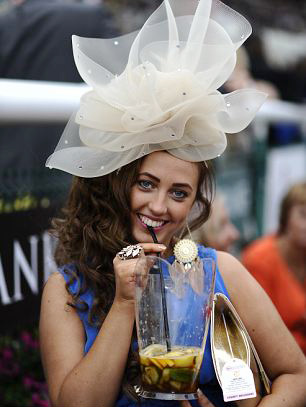 Quý cô mặc táo tợn tại lễ hội thời trang - 13