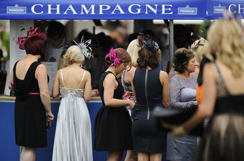 Quý cô mặc táo tợn tại lễ hội thời trang - 3