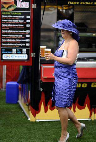 Quý cô mặc táo tợn tại lễ hội thời trang - 4