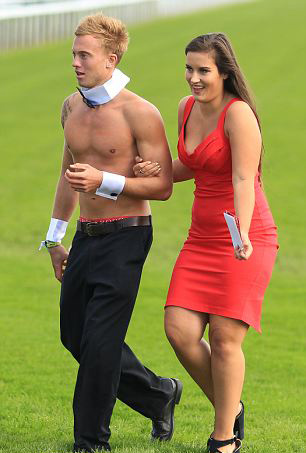 Quý cô mặc táo tợn tại lễ hội thời trang - 5