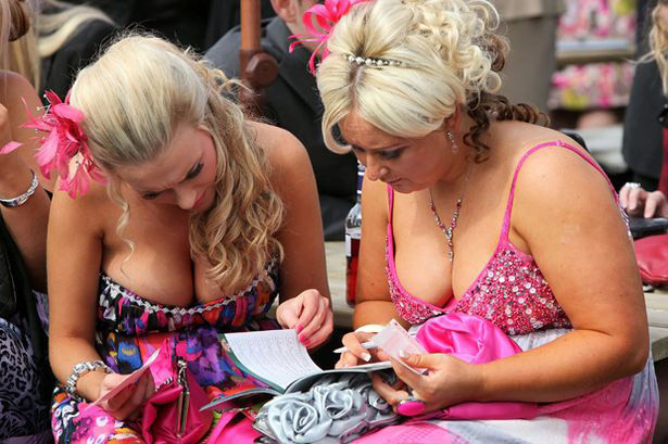 Quý cô mặc táo tợn tại lễ hội thời trang - 11