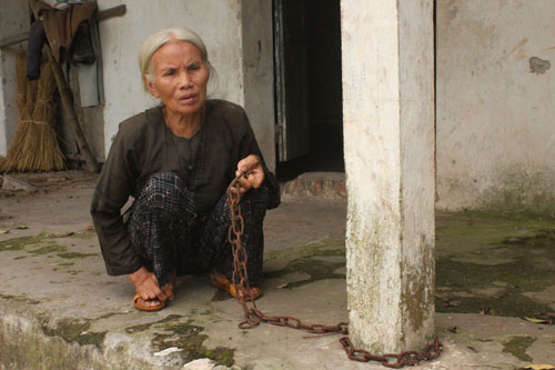 Bà 80 tuổi chăm 3 cháu mồ côi - 2