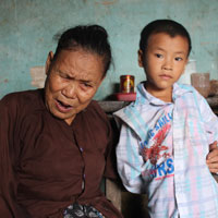 Tin tức trong ngày - Nhói lòng cảnh bà cháu côi cút trên đồi