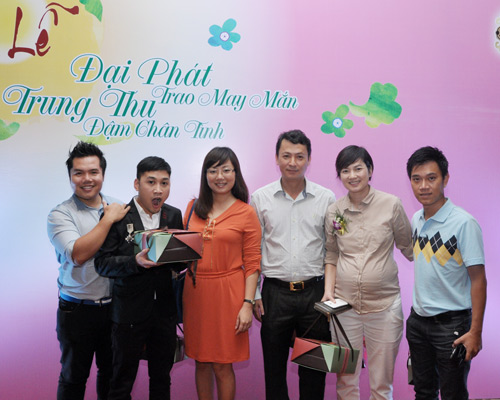 Thúy Vinh bế bụng bầu đi từ thiện - 3