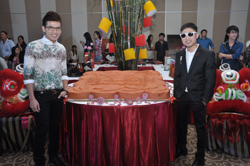 Thúy Vinh bế bụng bầu đi từ thiện - 8