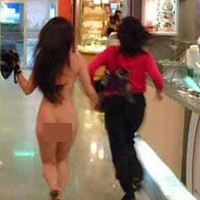 Phi thường - kỳ quặc - Thiếu nữ "trần như nhộng" trên phố