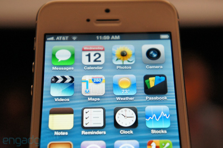iPhone 5 sở hữu màn hình kích thước 4 inch với độ phân giải 1136 x 640 pixel, tỷ lệ 16:9, hiển thị 5 hàng trên màn hình, hỗ trợ người dùng xem phim tốt hơn, độ ổn định màu cũng cao hơn 44% so với phiên bản tiền nhiệm. Máy hỗ trợ kế nối LTE 100MB, băng tần kép Wi-Fi.