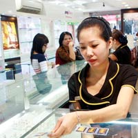 Tài chính - Bất động sản - Vàng ngoại nóng, vàng nội lạnh