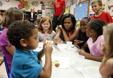 Vợ ông Obama bối rối với câu hỏi của trẻ em - 3