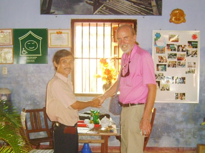 Một người khuyết tật có ba gia đình - 2