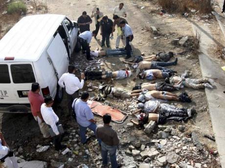 17 thi thể bị vứt trên đường cao tốc ở Mexico - 1