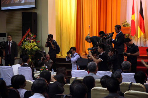 Phó Thủ tướng Đức gốc Việt nhận bằng tiến sĩ danh dự - 1