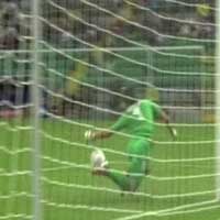 Bóng đá - Video: Pha cản phá siêu "dị"