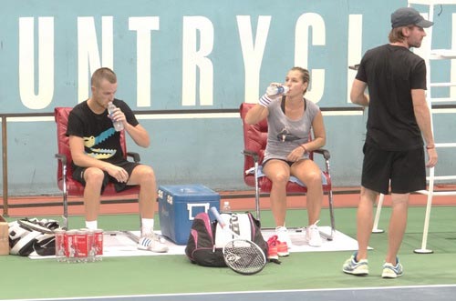 Cibulkova tự lau sân để tập luyện - 10