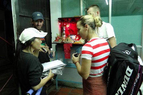 Cibulkova tự lau sân để tập luyện - 12