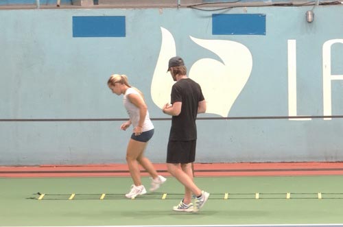 Cibulkova tự lau sân để tập luyện - 2