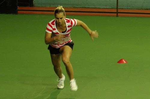 Cibulkova tự lau sân để tập luyện - 3