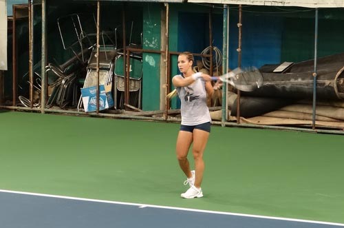 Cibulkova tự lau sân để tập luyện - 4