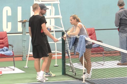 Cibulkova tự lau sân để tập luyện - 5
