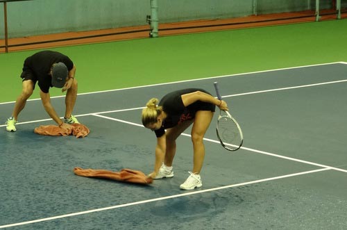 Cibulkova tự lau sân để tập luyện - 9