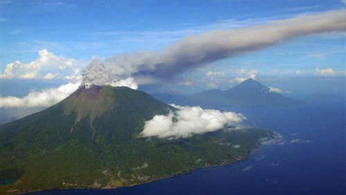 Núi lửa phun, Indonesia sơ tán dân - 1