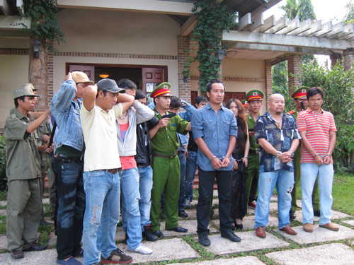 Đình Hiếu táo bạo diễn cảnh cưỡng hiếp - 11