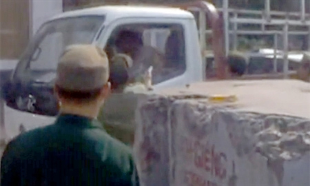 Dân phòng vụt dùi cui vào tài xế xe tải - 1