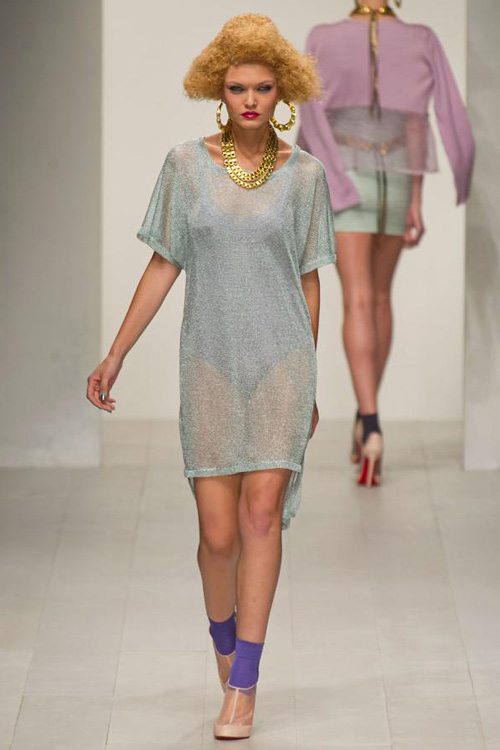 Đến London để học cách khoe đường cong - 2