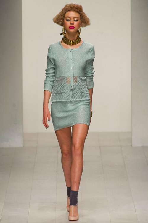 Đến London để học cách khoe đường cong - 4