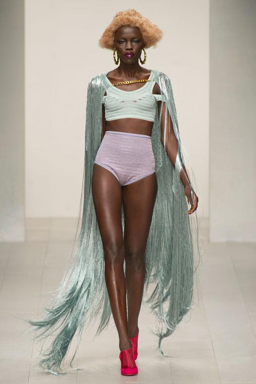 Đến London để học cách khoe đường cong - 5