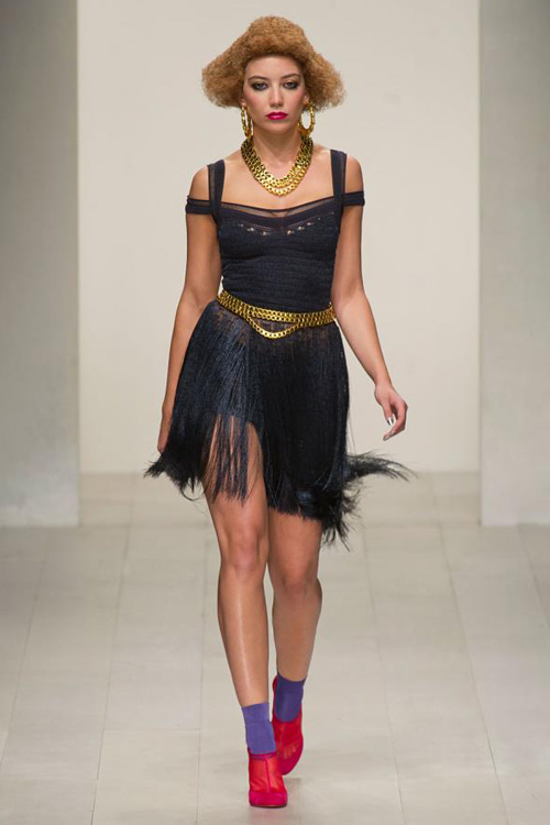 Đến London để học cách khoe đường cong - 8