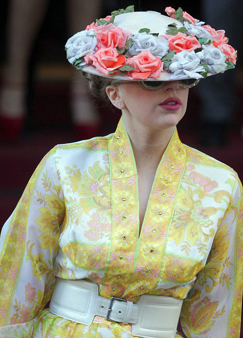 Lady Gaga mang lò mổ thịt lên sân khấu - 11